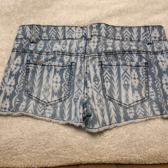 Aztec Print Jean Shorts - Picture 4 of 4